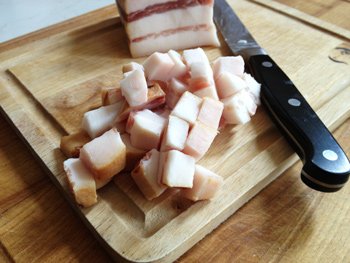 Špek (asi 300 g) nakrájíme na drobné kostičky
