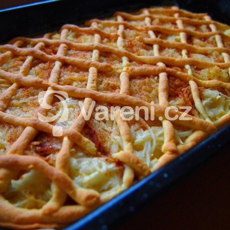 Křehký jablečný koláč s mřížkou