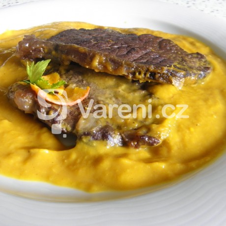 Dušená hovězí roštěná s dýňovým krémem