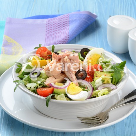 Salát s tuňákem, vejci a černými olivami