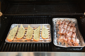 Grilované krůtí kousky ve slanině