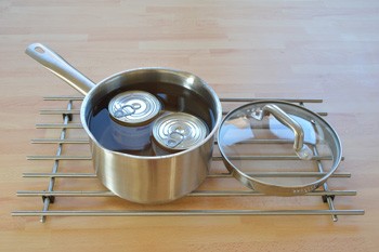 Vaření plechovek salka