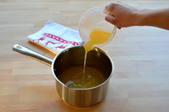 přelijeme šťávu do kastrolu