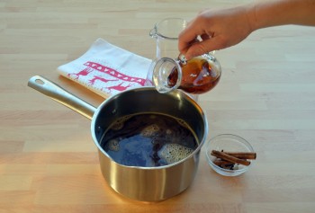 Přidáme do kastrolu rum a víno