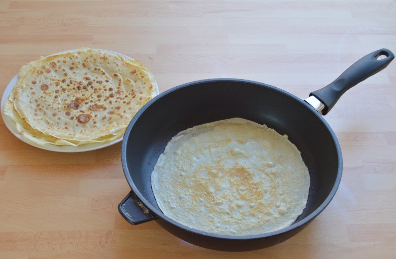 Hotová upečená palačinka připravená k plnění