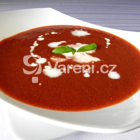 Pikantní polévka z červené řepy a rajčat