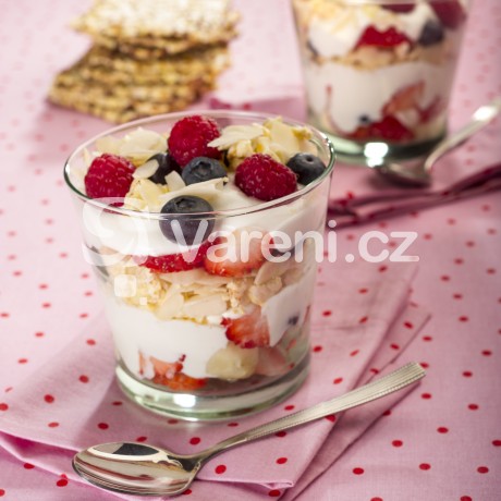 Trifle s letním lesním ovocem a rýžovými silouette