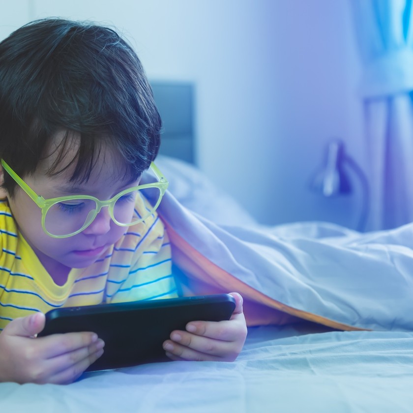Odborníci se vesměs shodují na tom, že zásadnější než věk je celkový čas, které dítě každý den s mobilem stráví.