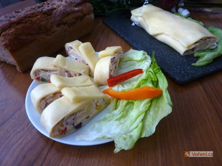 Sýrová roláda 2.0: Jak z obyčejného eidamu vykouzlit luxusní předkrm, co vypadá jako z magazínu