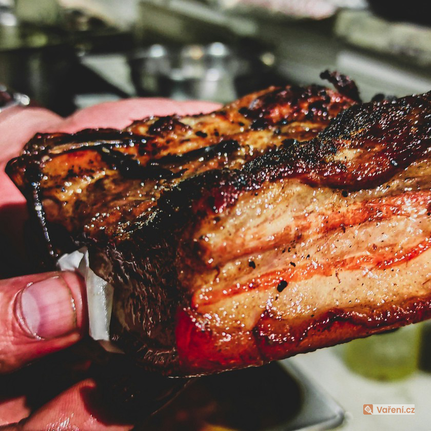 Jak připravit fantastický bůček či kotletu? Kosti v mase ponechte a pečte ho dlouho