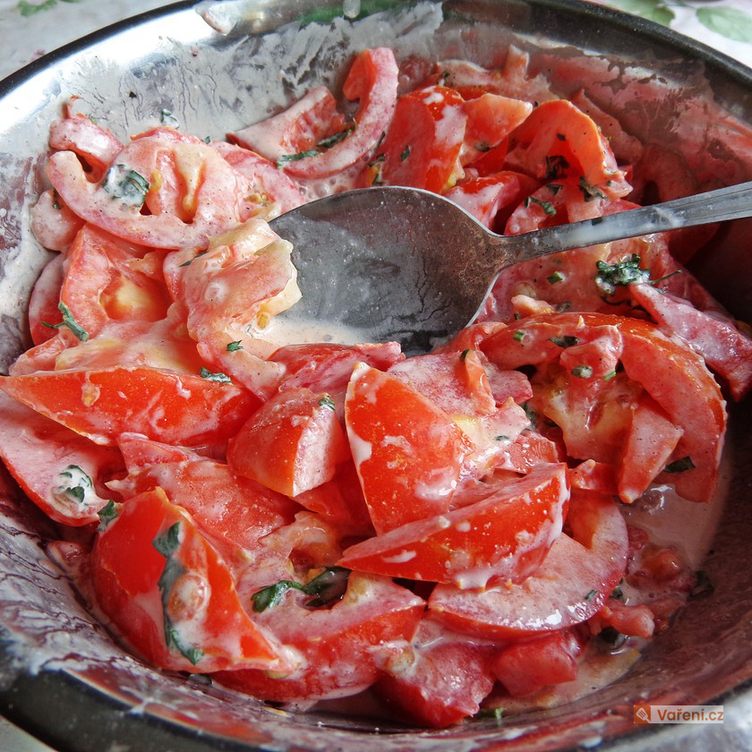 Jak udělat dobrý rajčatový salát? 10 receptů, které zachrání oběd, večeři i grilovačku