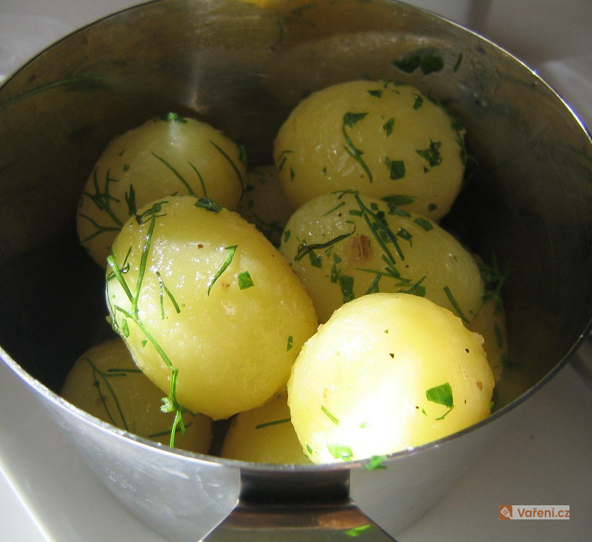 Brambory nestačí jen hodit do vody. Jak je správně uvařit?