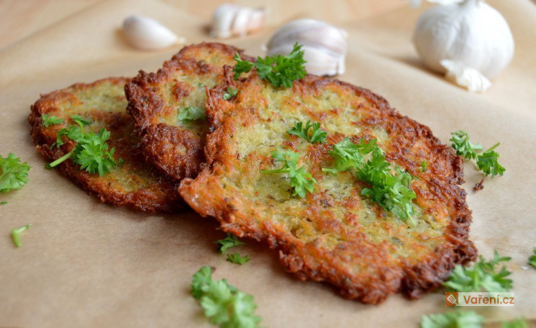 Jak usmažit dokonalé křupavé bramboráky? Zkuste recept krok za krokem
