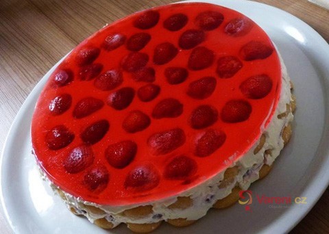 Neuvěříte, na tenhle smetanový dort s jahodami stačí 5 surovin! 