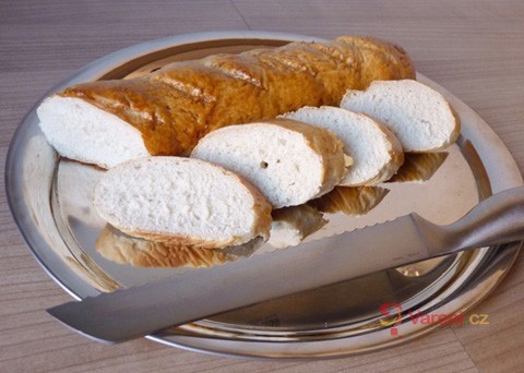 Recept na francouzskou bagetu z domácí pekárny krok za krokem