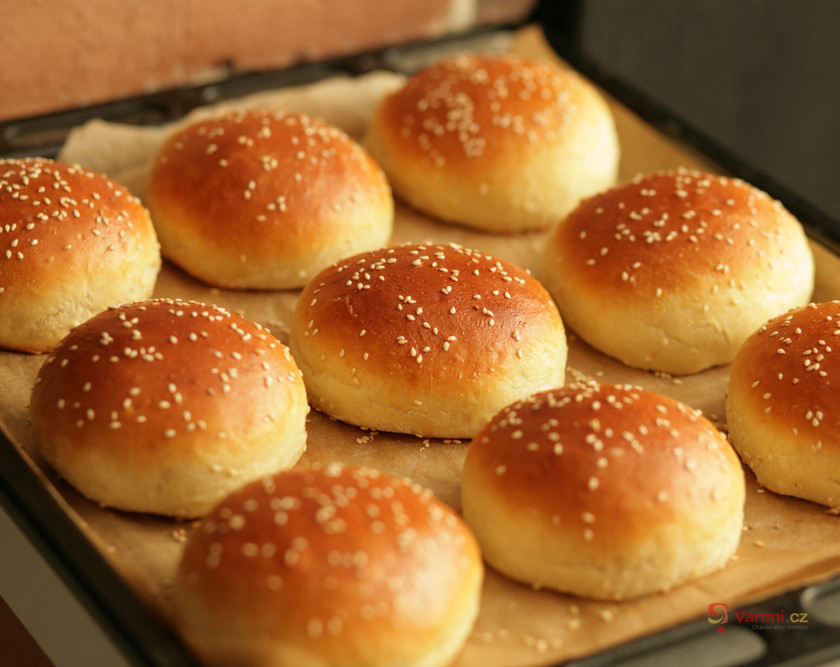 Grilování dotažené k dokonalosti: Domácí housky na hamburger krok za krokem