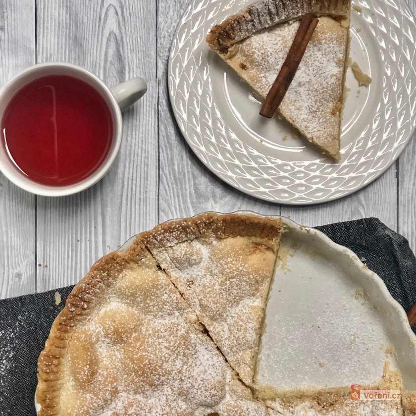 Křehký jablečný koláč se obejde i bez vajec, mléka i másla. Zkuste si ho upéct!