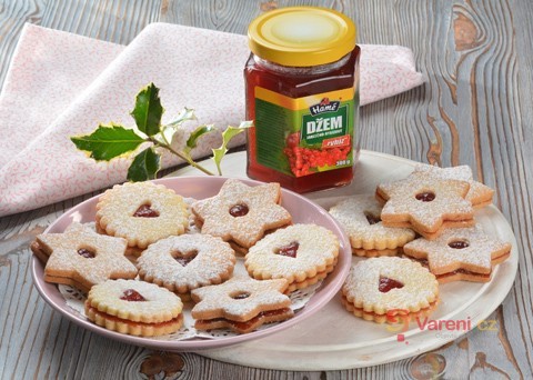 Recept na linecké cukroví s mandlemi a skořicí krok za krokem