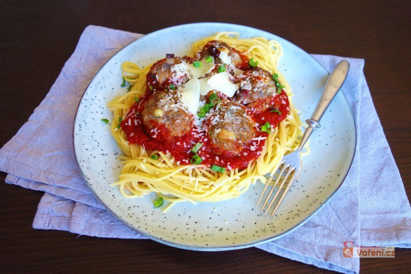 Rychlé a šťavnaté: víkendový oběd s masovými koulemi v rajské omáčce, který nás nadchne