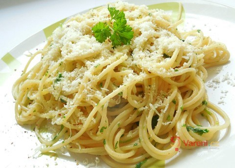 Recept na špagety aglio olio e peperoncino krok za krokem