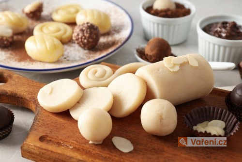 Potahování dortu i cukroví: Jak připravit domácí marcipán?
