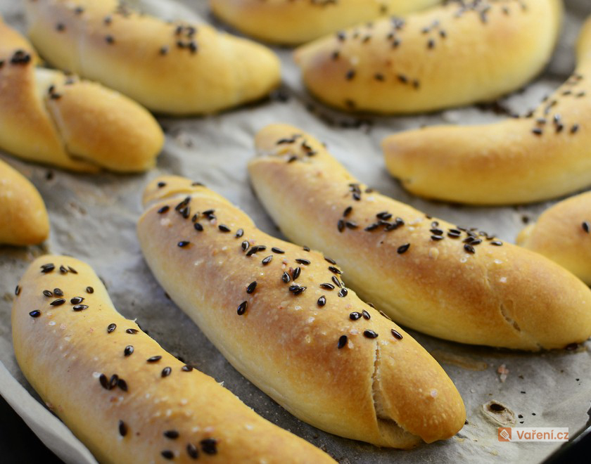 Upečte si křupavé rohlíky a housky jako z pekárny: K pomazánkám či s máslem chutnají skvěle!