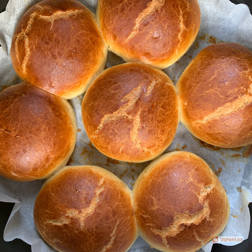 Jak připravit nejlepší domácí housky na hamburger? Náš recept vás povede krok za krokem