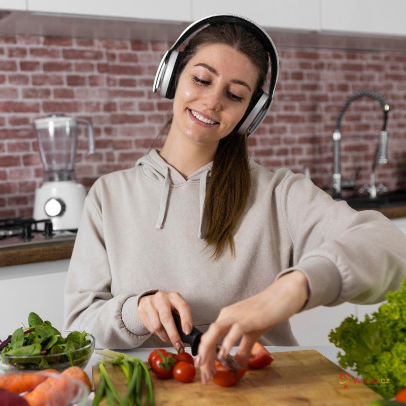 Co si poslechnout při vaření? Tipy na audioshow o jídle i nový audioseriál