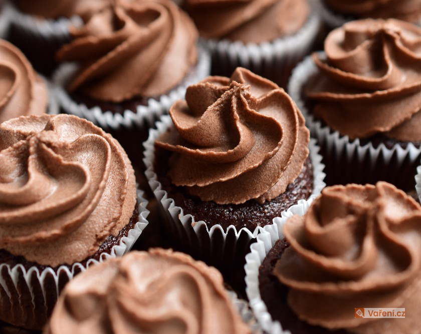 Lehká vs. těžká pařížská šlehačka: Která se hodí do dortu a na kterou stačí jen kakao