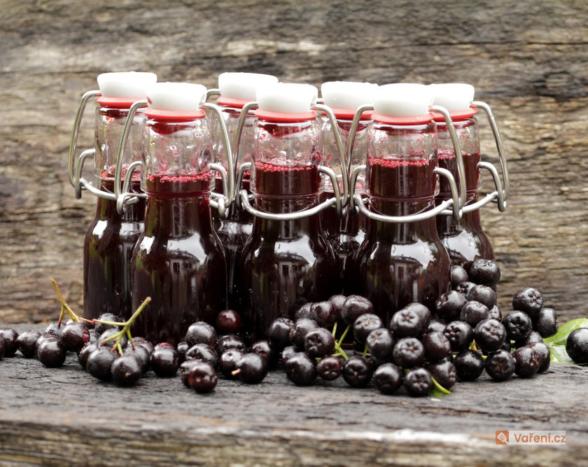 Plody černého jeřábu dozrávají. Jak vyrobit sirup z aronie?
