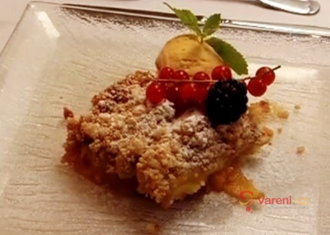 Videorecept: Úžasně jednoduchý ovocný drobenkáč