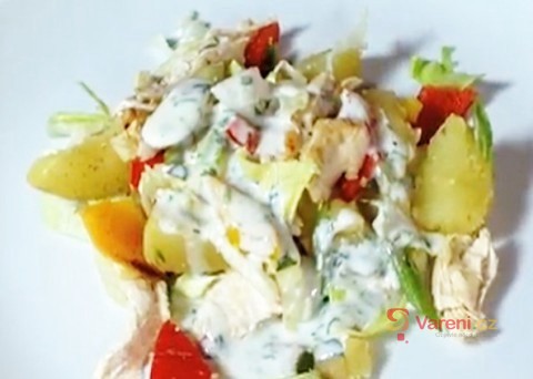Videorecept na zdravý oběd: Ledový salát s novými bramborami a kuřecím masem