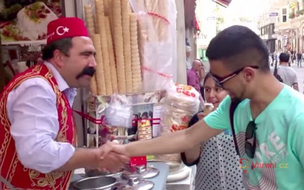 Turecký zmrzlinář se smyslem pro humor