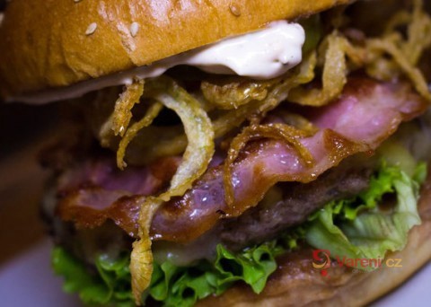 Videorecept: Burger s barbecue omáčkou a křupavou slaninou
