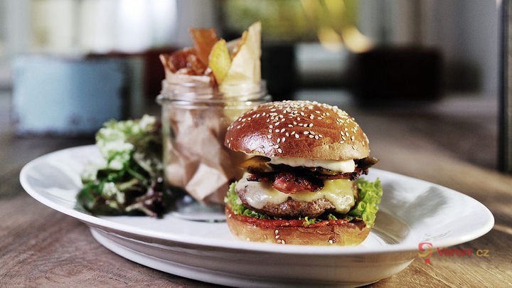 Tip na lepší burger: Do masa přidejte kostku másla