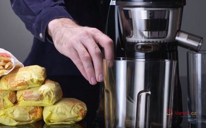 Odšťavňovač versus hamburger s hranolkami