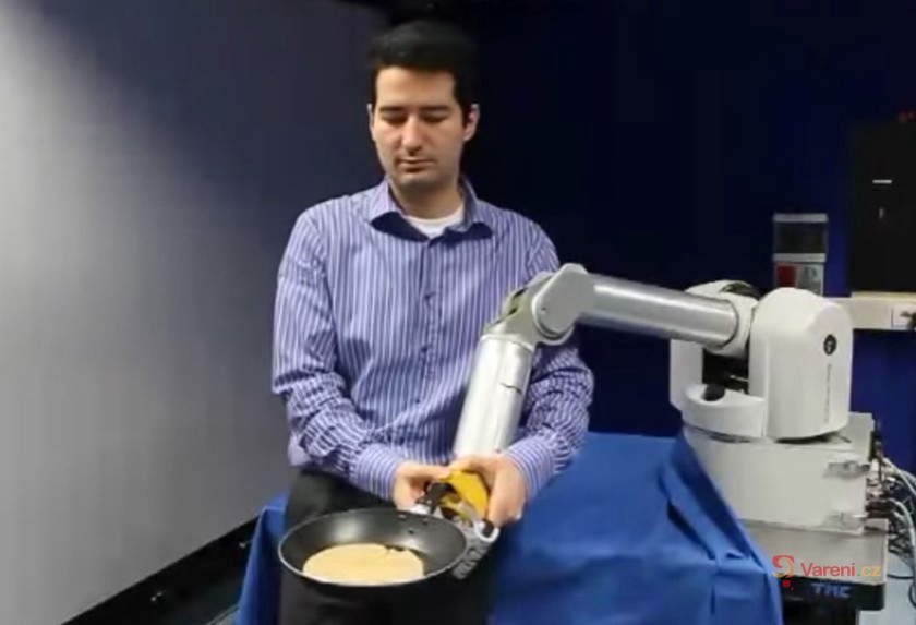 Robot se učí obracet palačinku