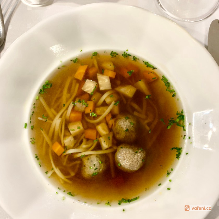 Recept krok za krokem: Jak uvařit poctivý čirý hovězí vývar?