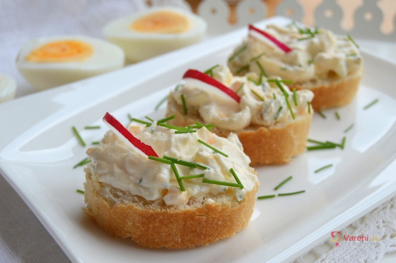 Jak použít zbylá vejce? Zkuste vajíčkovou pomazánku podle našeho receptu