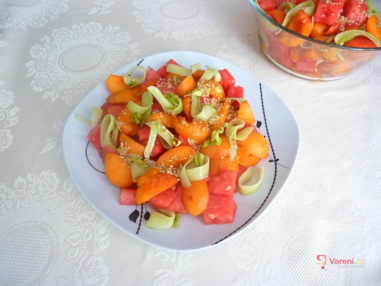 Recept na osvěžující melounový salát s meruňkami a zázvorovou zálivkou