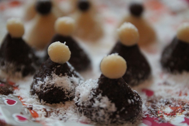 Vánoční videorecept: Mandlové stromečky - nepečené cukroví, které skvěle vypadá a ještě lépe chutná!