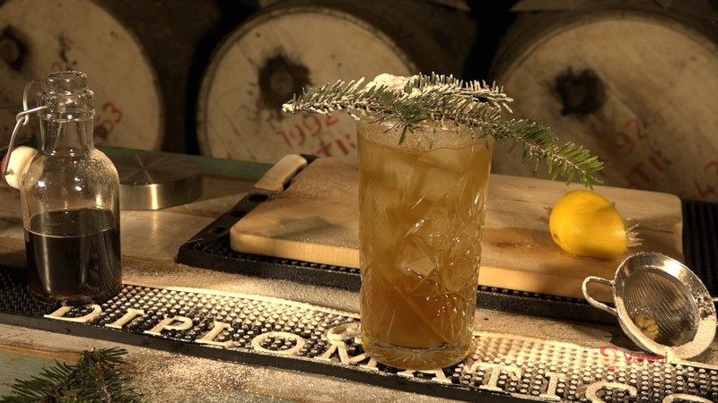 Videorecept: Slavnostní vánoční drink s rumem a perníkem