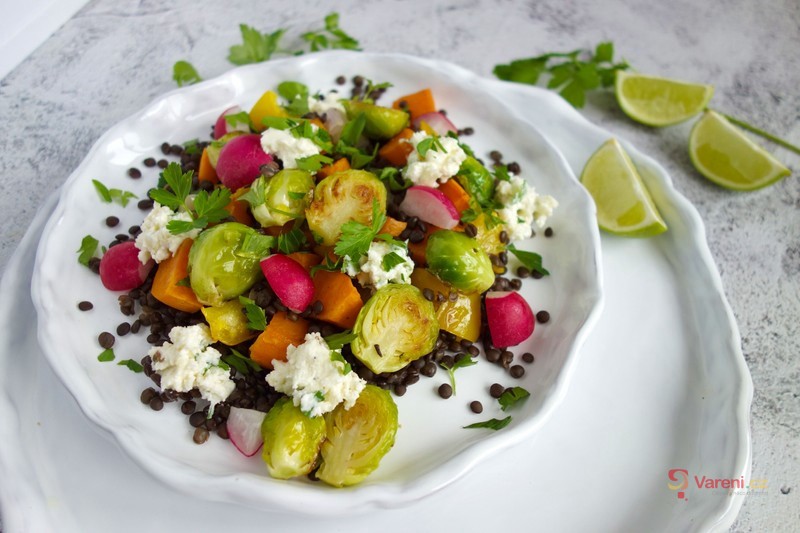 Zásobte tělo vitamíny: Dopřejte si na oběd zdravý čočkový salát s pečenou zeleninou