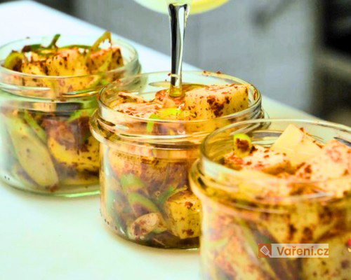 Šéfkuchařův recept: Jak naložit sýr, kterým oslníte nejednu návštěvu?