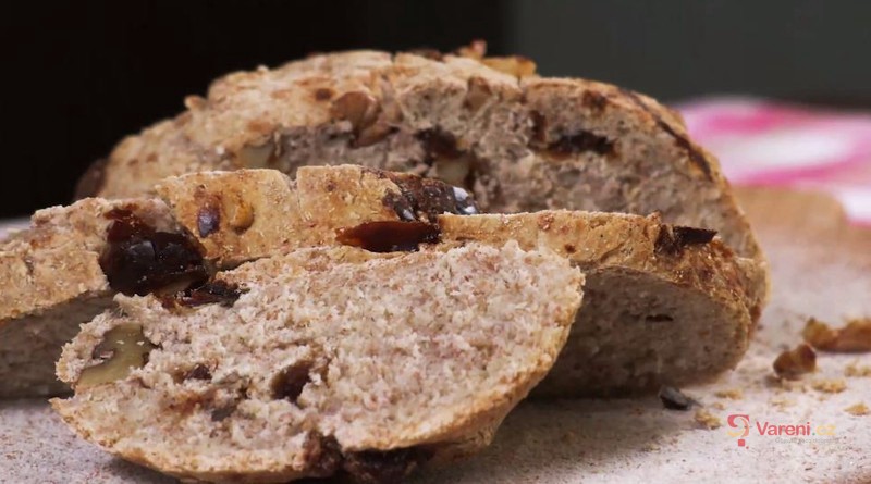 Videorecept: Zdravá snídaně či svačinka do školy? Datlový chléb s ořechy je správnou volbou