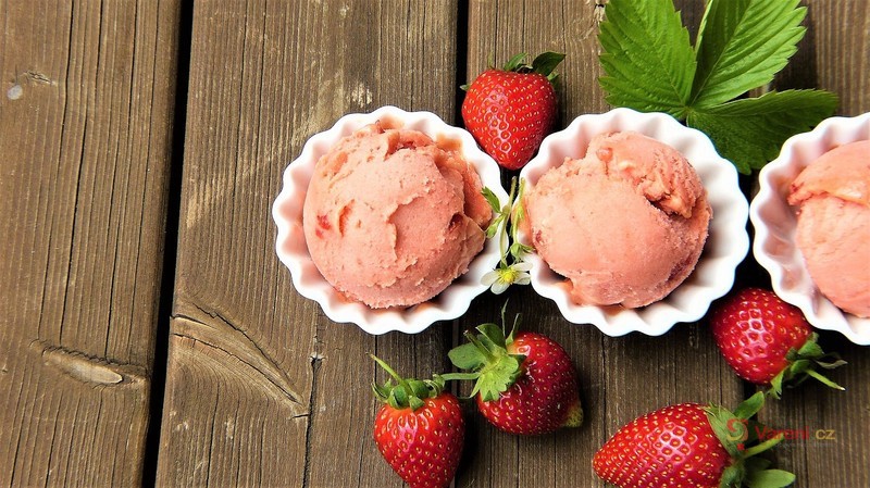 Ovocné osvěžení z dozrávajících jahod: Domácí zmrzlina, nanuky i sorbet
