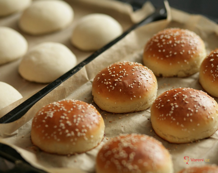Upečte si křupavé domácí rohlíky a housky jako z pekárny: K vajíčkové pomazánce budou chutnat skvěle!