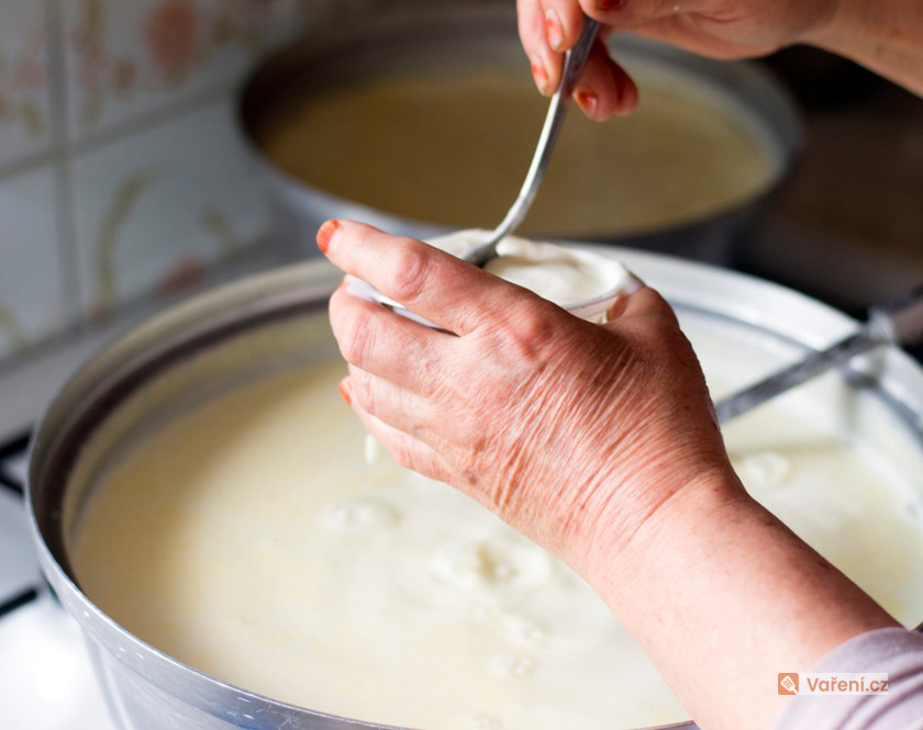 Jak z litru mléka udělat doma poctivý jogurt: Zvládneme to i bez jogurtovače