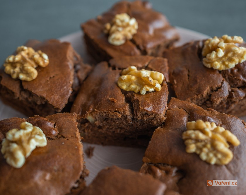 Snídaně i svačina: Rychlou buchtu na plech zvládnete i z toho, co máte doma