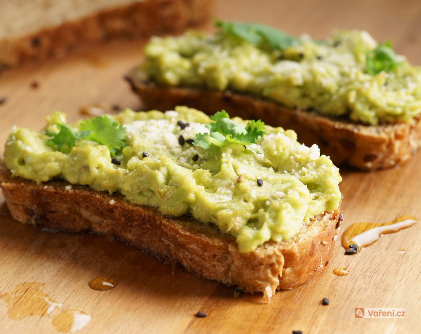 Proč v obchodě kupovat to „ošklivější“ avokádo? Přichystejte si z něj božskou pomazánku